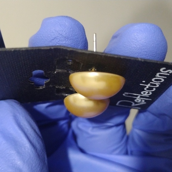 Women's Stunning Gold-Tone Circle Shape Design Stud Earrings, 0.5-inch - Picture 5 of 5